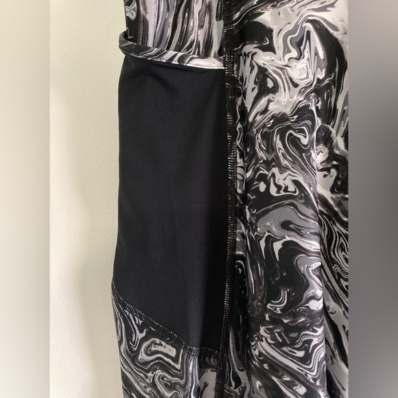 🔥🔥NWT Under Armour Black/grey Compression HEAT GEAR leggings w side pocket - Picture 4 of 8